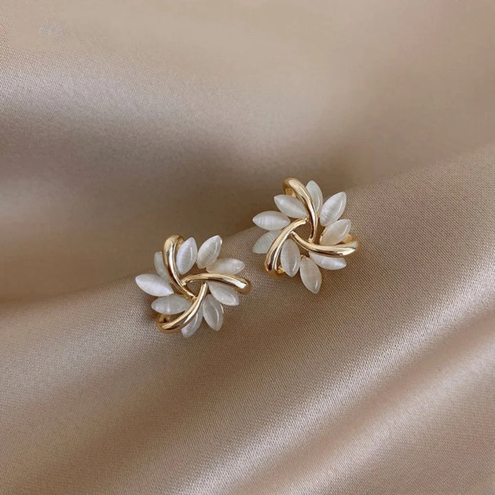 Sieglinde | Elegante Goldfarbene mit exquisiten Opal-Blütenmotiven