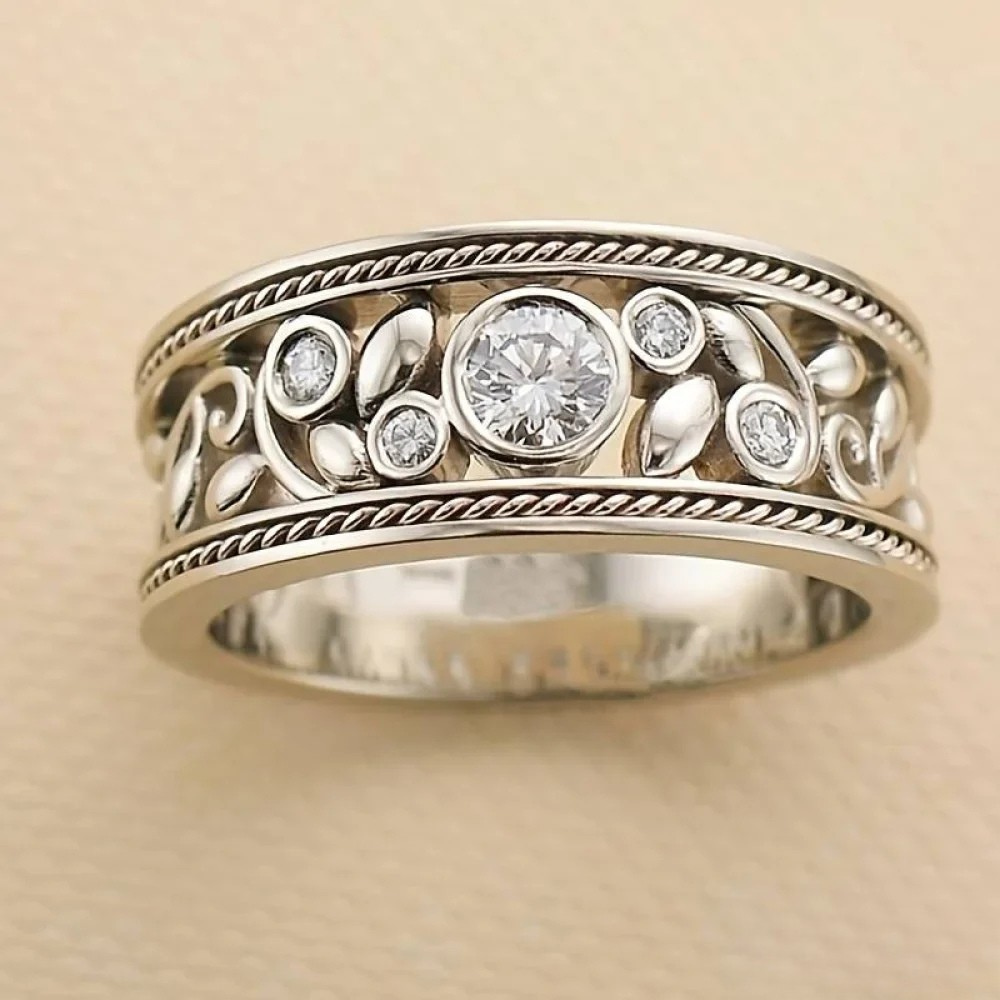 Thea | Antiker Ring mit leuchtendem Stein