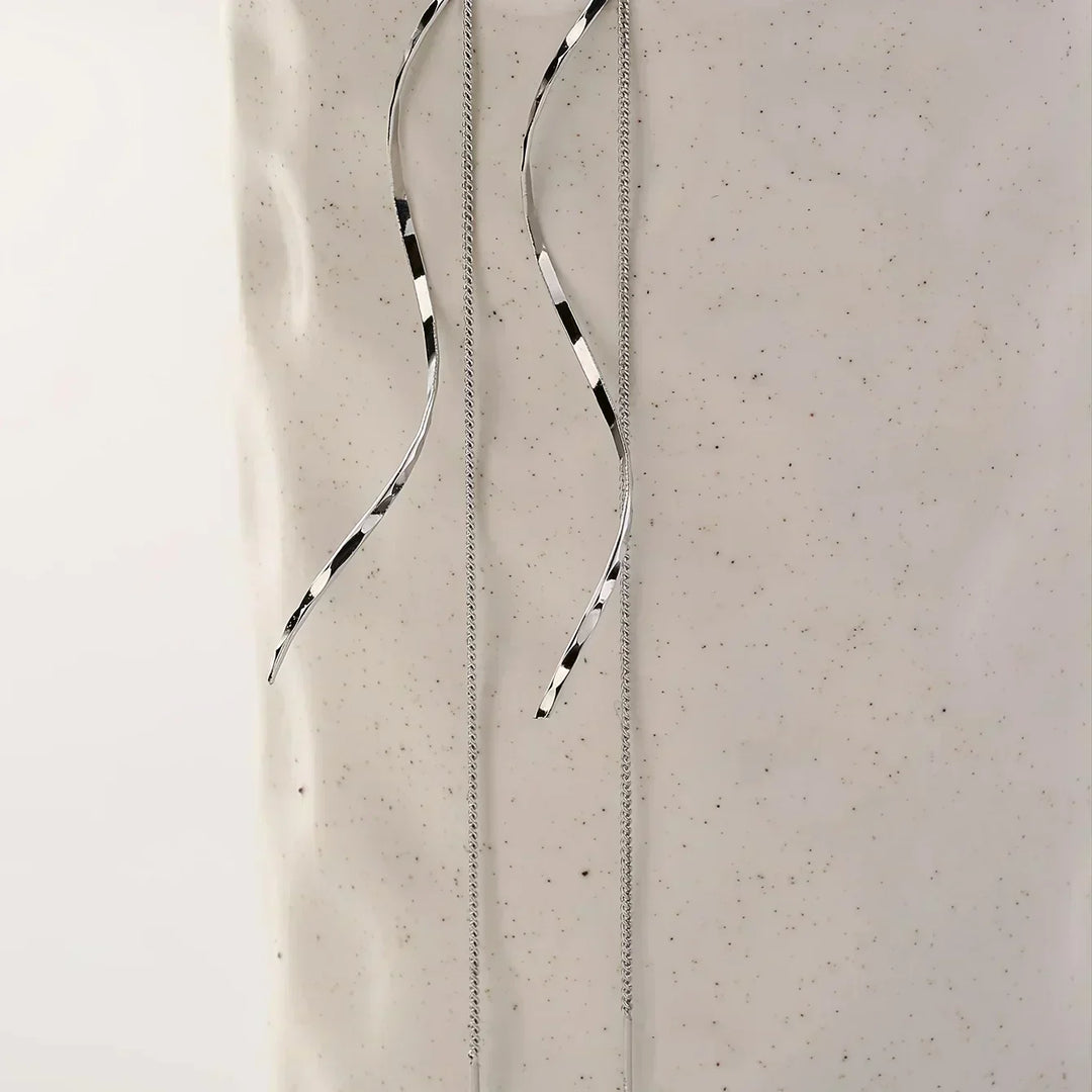 Sylvia | Lange Ohrringe mit Gewelltem Design