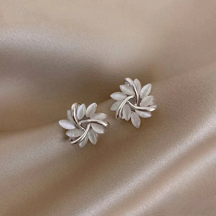 Sieglinde | Elegante Goldfarbene mit exquisiten Opal-Blütenmotiven