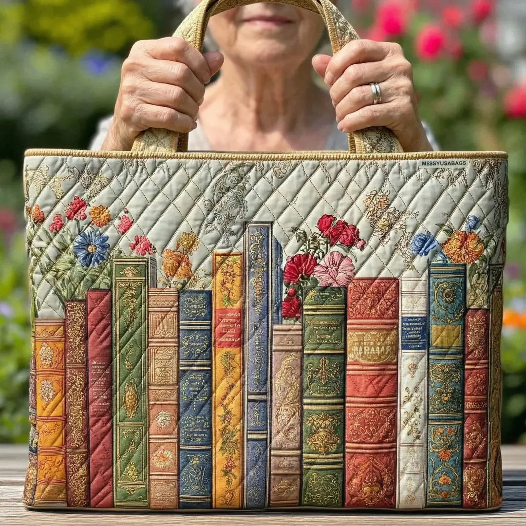 Caroline | Gesteppte Tragetasche mit Motiv Verzauberte Bibliothek