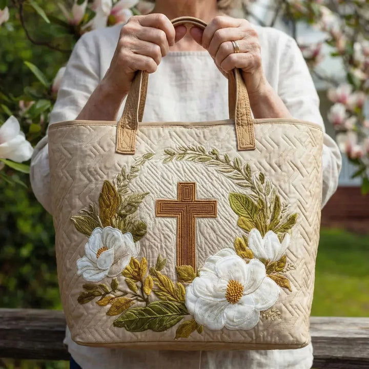Johanna | Gesteppte Tragetasche mit Motiv Holzkreuz und Magnolien