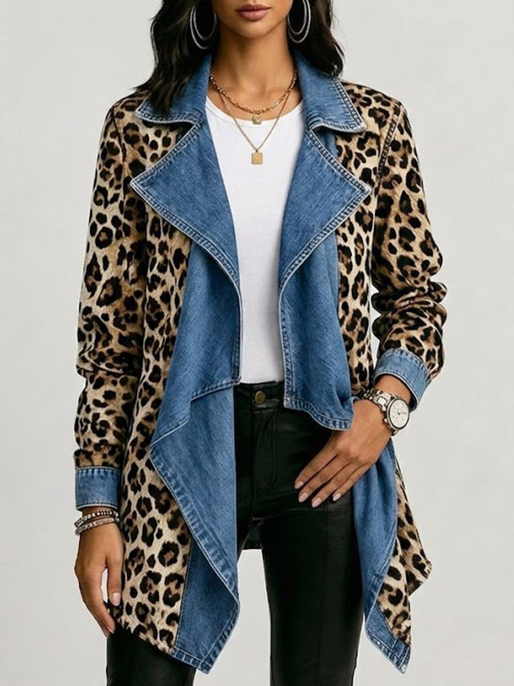 Gertrud | Mittellange Jacke mit Leopardenmuster und verwaschenen Jeanseinsätzen