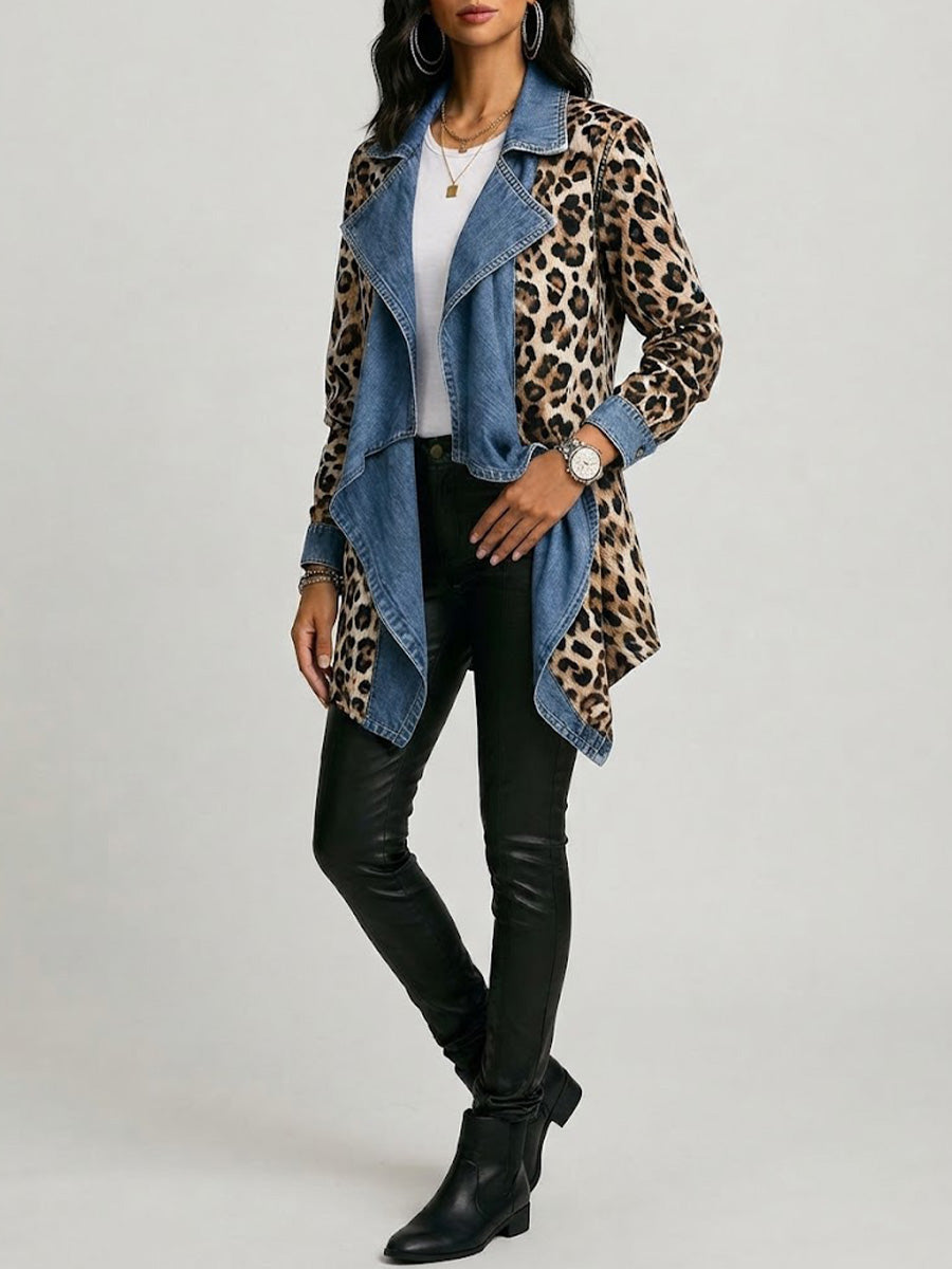 Gertrud | Mittellange Jacke mit Leopardenmuster und verwaschenen Jeanseinsätzen